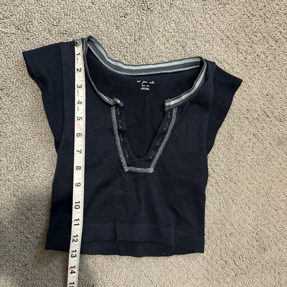 3/$20⚡️ Urban Outfitters Out From Under Short Sleeve V-Neck Crop Top Shirt - Picture 11 of 11